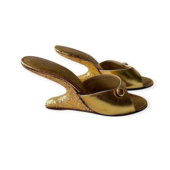 Vintage 1950s Gold Boomerang Wedge Mules– Sculptural Heel, Metallic Leather 8.5N - Picture 4 of 14